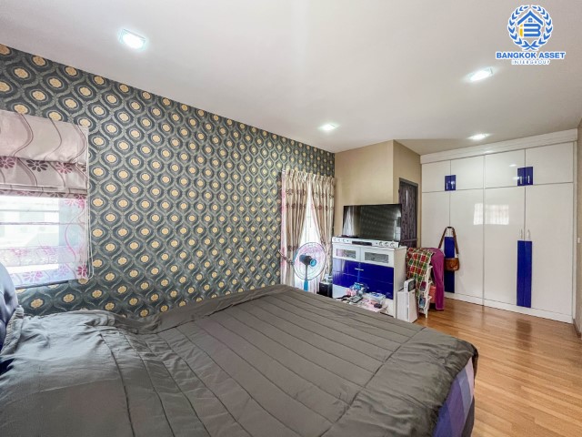 *****บ้านแฝดมือสองย่านนนทบุรี ม.โกลเด้นอเวนิว แจ้งวัฒนะ-ติวานนท์ เนื้อที่กว้าง 40.30  ตร.ว. ฟังก์ชัน 3 ห้องนอน 2 ห้องน้ำ ที่จอดรถ 2 คัน บ้านสวย พื้นที่ใช้สอยเยอะ ภายในสภาพสวย บนทำเลแห่งการเดินทาง ใกล้รถไฟฟ้าสายสีชมพู "แจ้งวัฒนะ-ปากเกร็ด28" และจุดทางด่วน "แจ้งวัฒนะ"